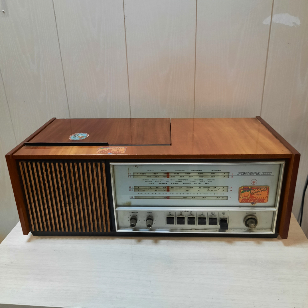 Радиола "Рекорд 301" из дерева, СССР (включается, но не играет). Картинка 1